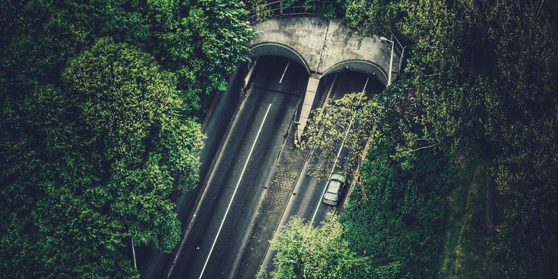 康普兰山东特种工程塑料：以复合材料与定制塑料部件技术，重塑高铁内饰件的阻燃与耐磨新标杆